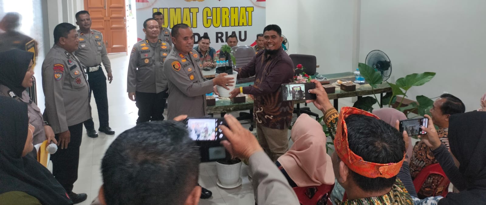 *Polda Riau dan Polresta Pekanbaru Gelar Jumat Curhat di Payung Sekaki, Warga Sampaikan Keluhan Kamtibmas*