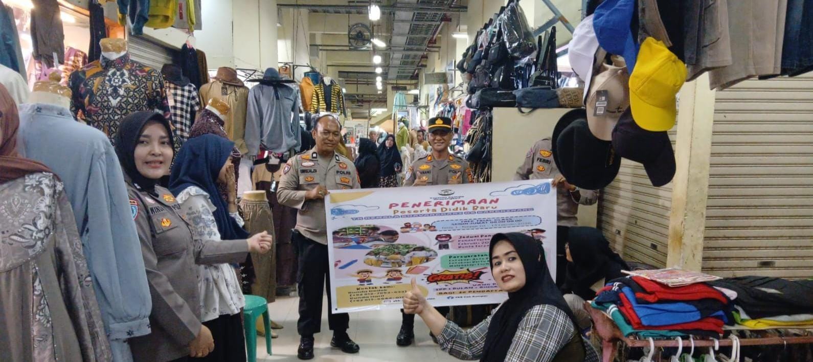Sat Binmas Polres Kampar Blusukan ke Pasar Ramayana, Ajak Masyarakat Sekolahkan Anak di TK Kemala Bhayangkari!”