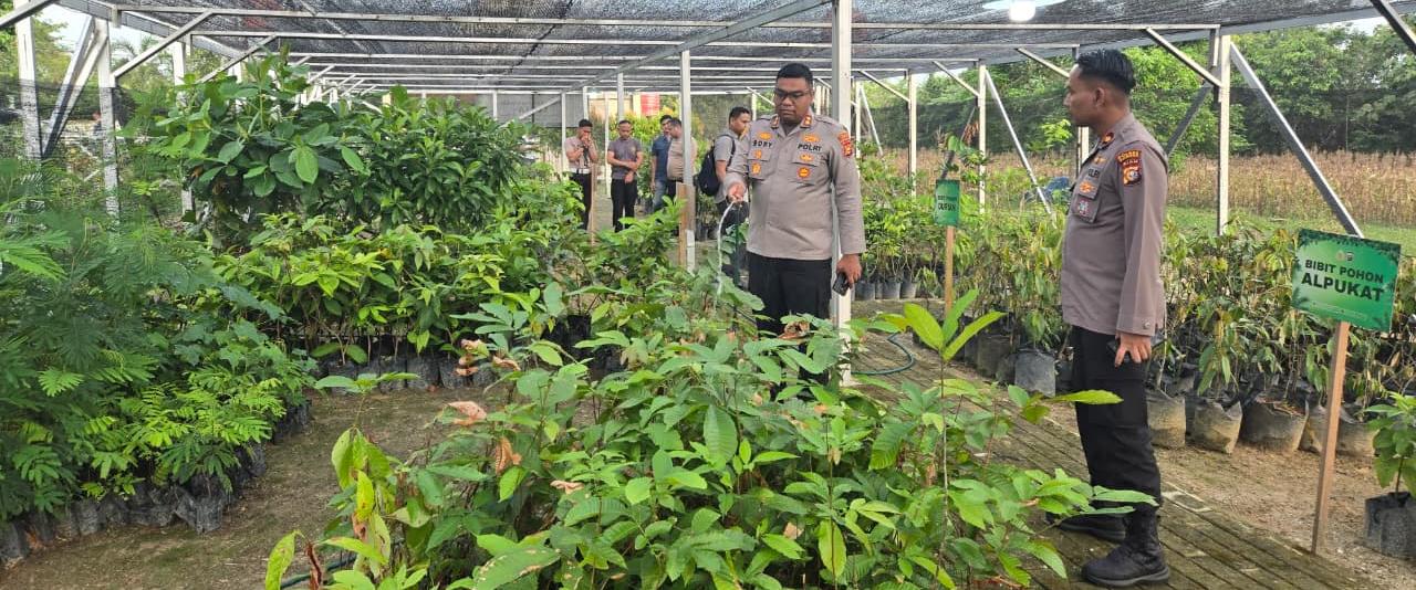 Kapolres Kampar Pengecekan Bank Pohon Setia, Penyiraman Bibit Pohon Sebagai Wujud Dukungan Green Policing