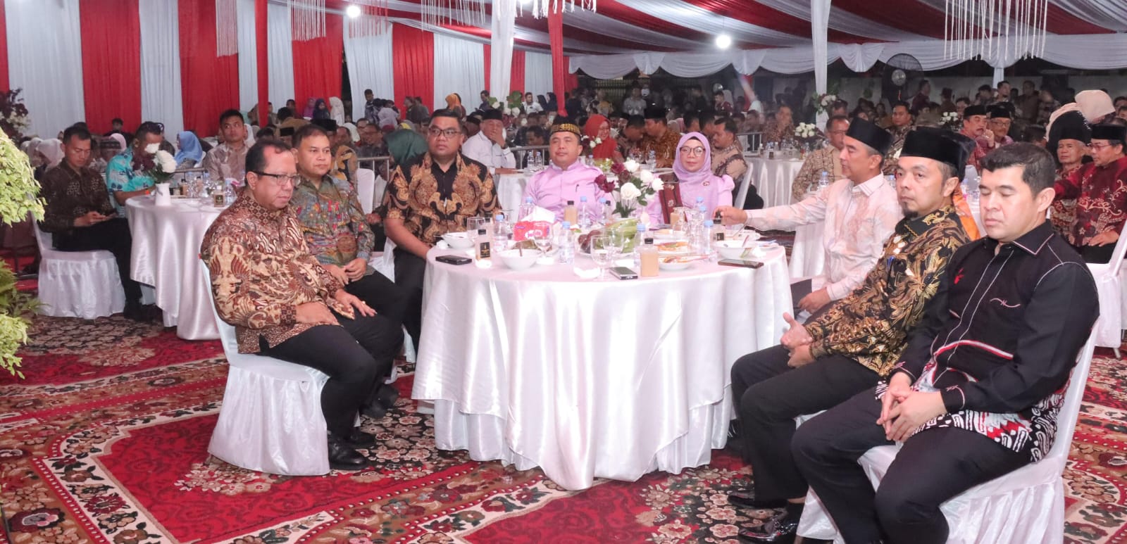 Suasana Merah Putih Penuhi Balai Bupati, Kapolres Kampar Hadir Meriahkan Malam Resepsi Kenegaraan HUT ke-81 RI